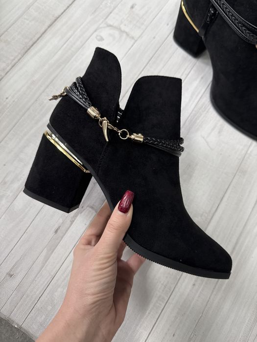 Czarne botki damskie na słupku wycięte zamszowe r.39