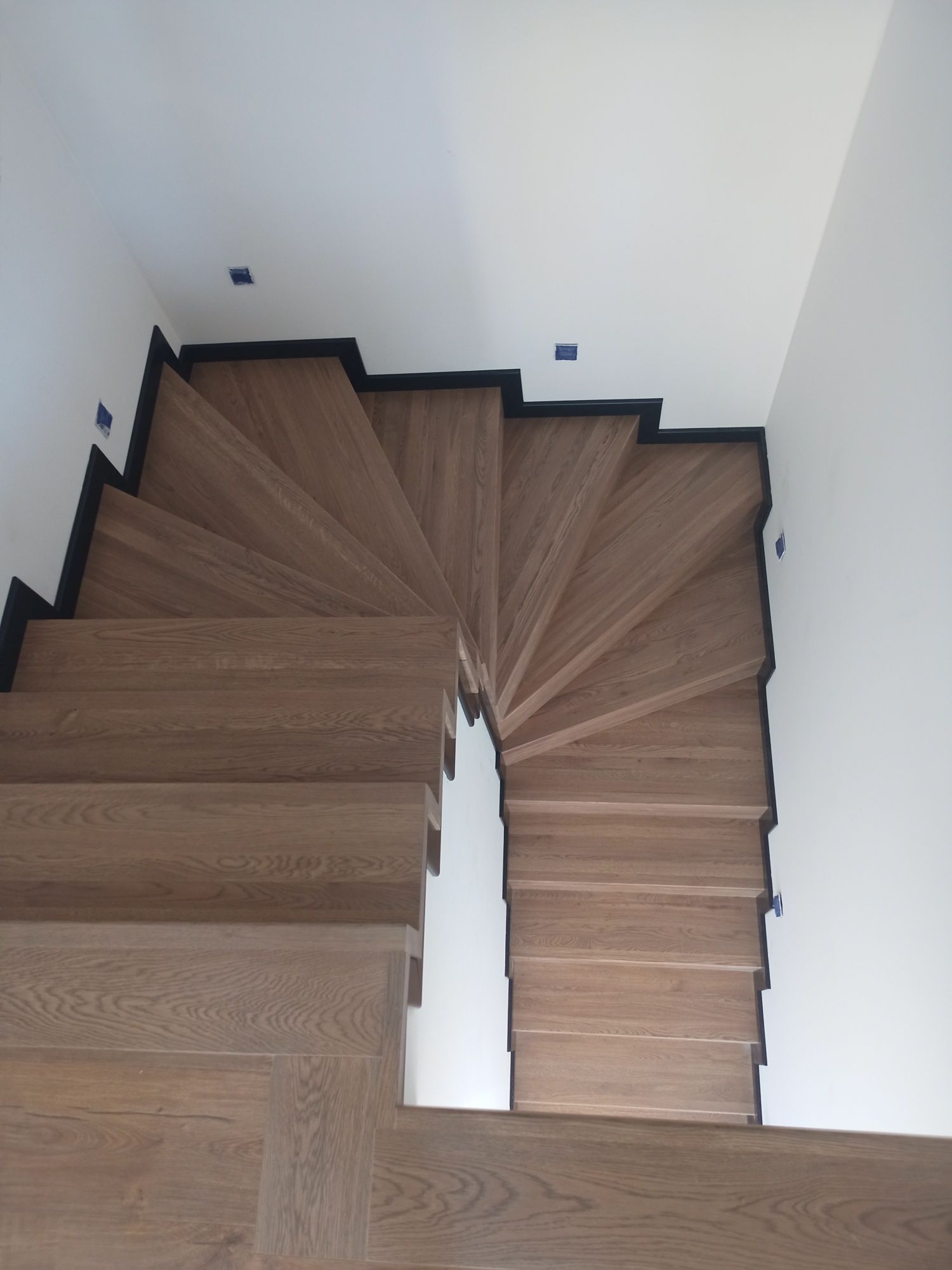 Schody na beton, samonośne, dywanowe, stalowe Loft dębowe