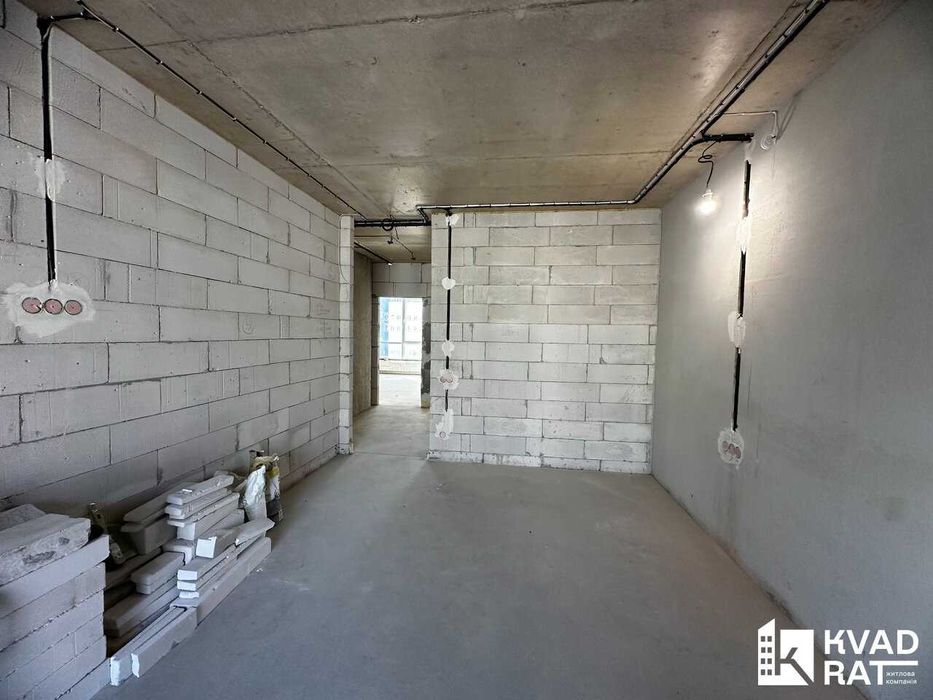 Здана двокімнатна квартира з чорновим ремонтом.