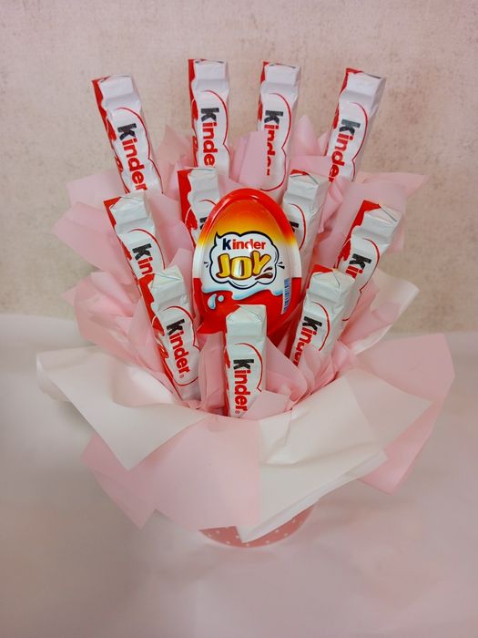 Букети та кошики з квітів та солодощів на замовлення