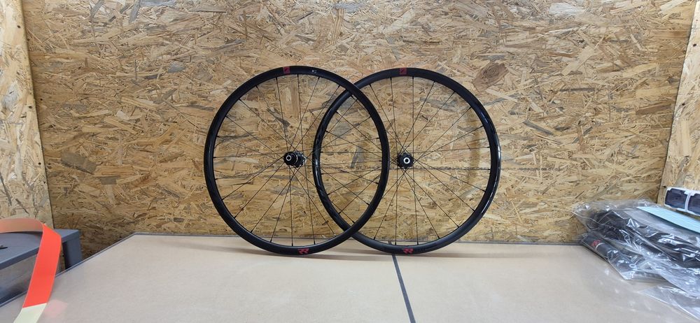 Zestaw. Koła Fulcrum Rapid Red 300. Gravel.  622x24mm.