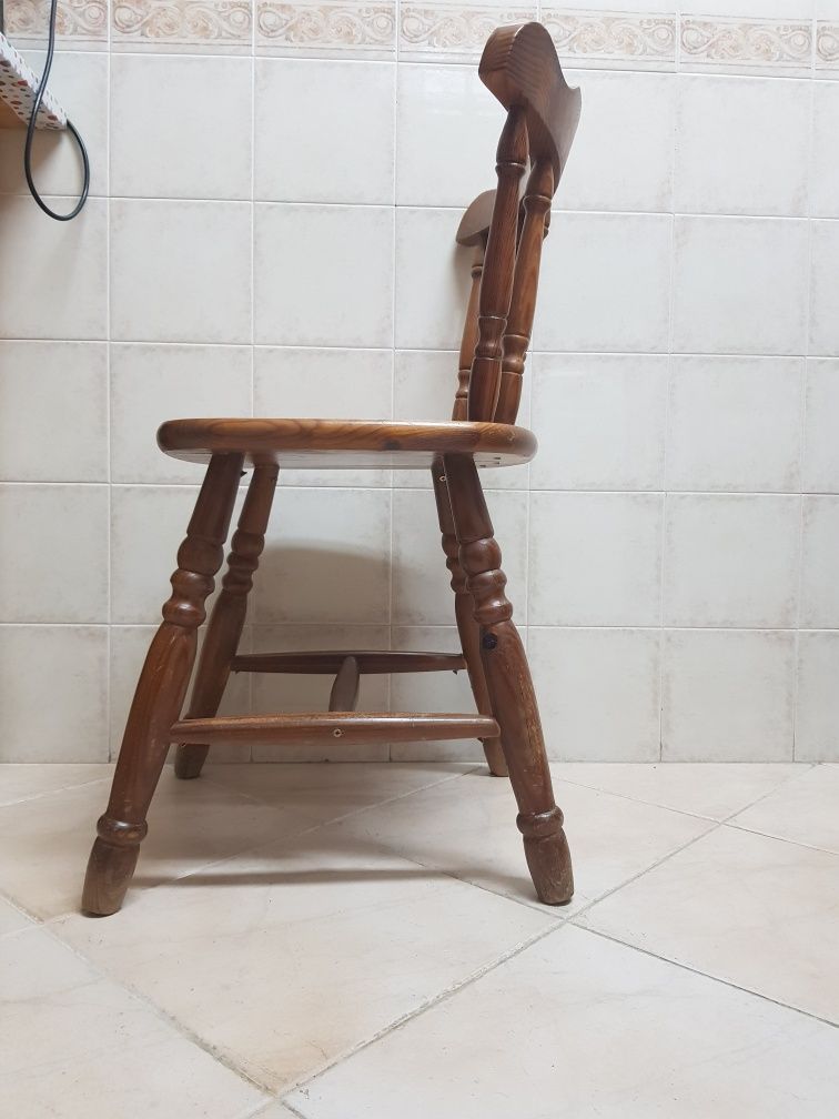 mesa e quatro cadeiras de pinho maciço