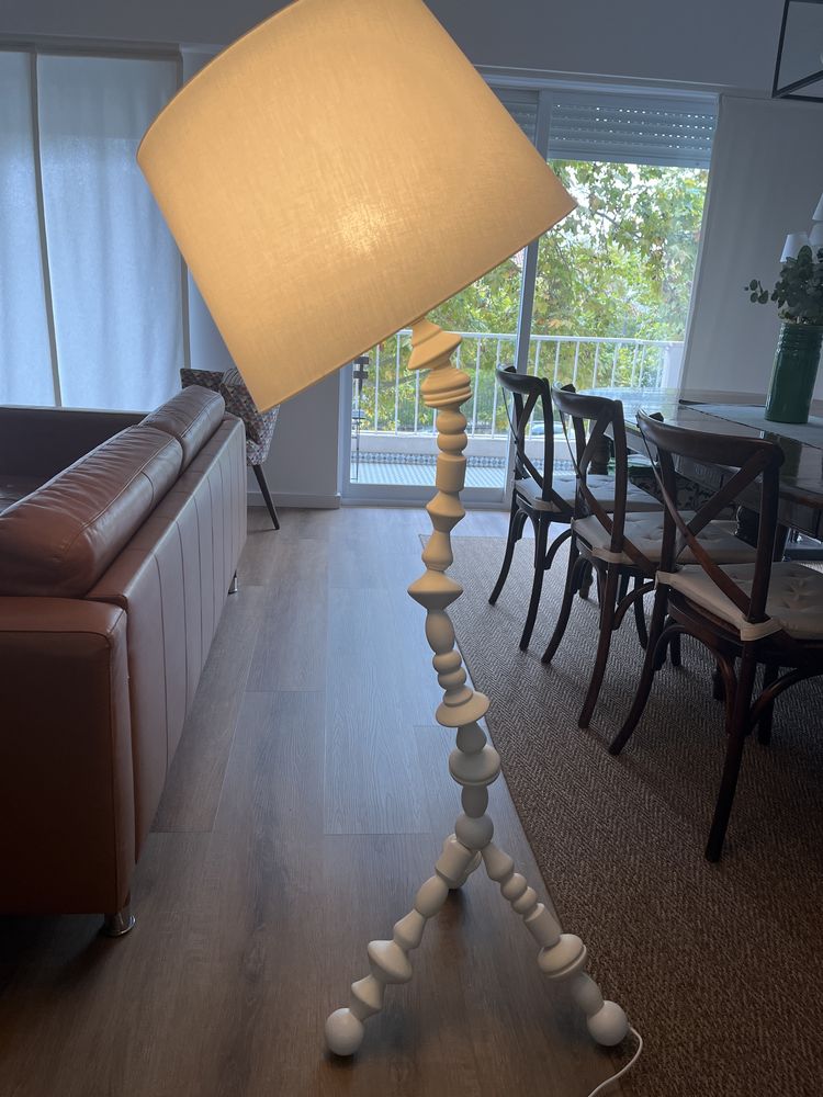 Candeeiro de pé branco, usado IKEA. Muito bom estado. Tudo original.