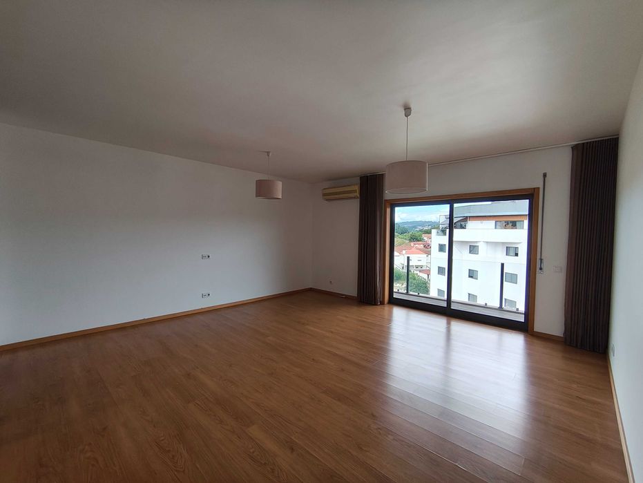 Apartamento T4 para arrendamento em Paredes - Parque da Cidade