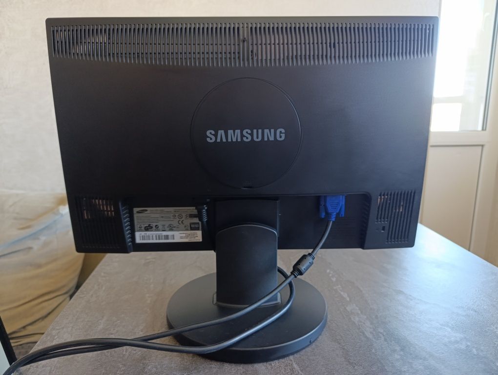 РК-монітор Samsung SyncMaster 2043SN