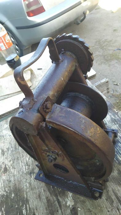 Лебёдки  и блочки с крючками к ним