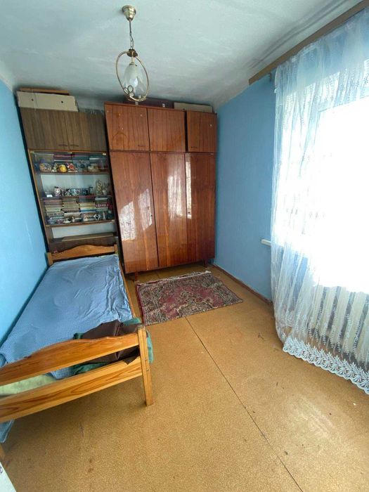 Продам 4-х  квартиру  на Польовій в цегляному будинку на 2-му поверсі