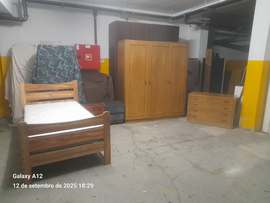 Cama solteiro,comoda,mesinha,puf