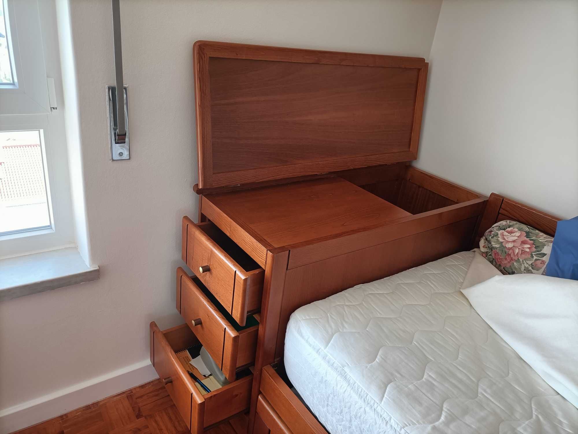 Cama dupla de cerejeira com gavetas