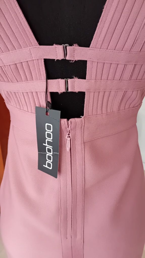 Elegancka nowa sukienka z firmy boohoo ściągająca tzw. bandażowa