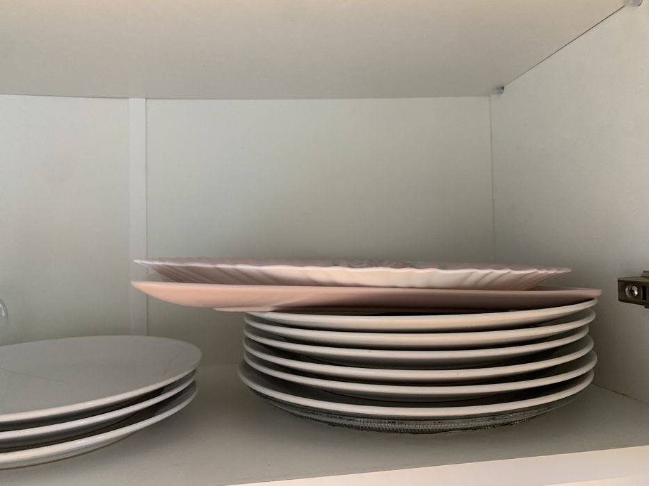 Zastawa stolowa talerze miski szklanki kubki