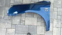 Toyota Avensis t25 03-06 blotnik przedni niebieski 8p4 lewy