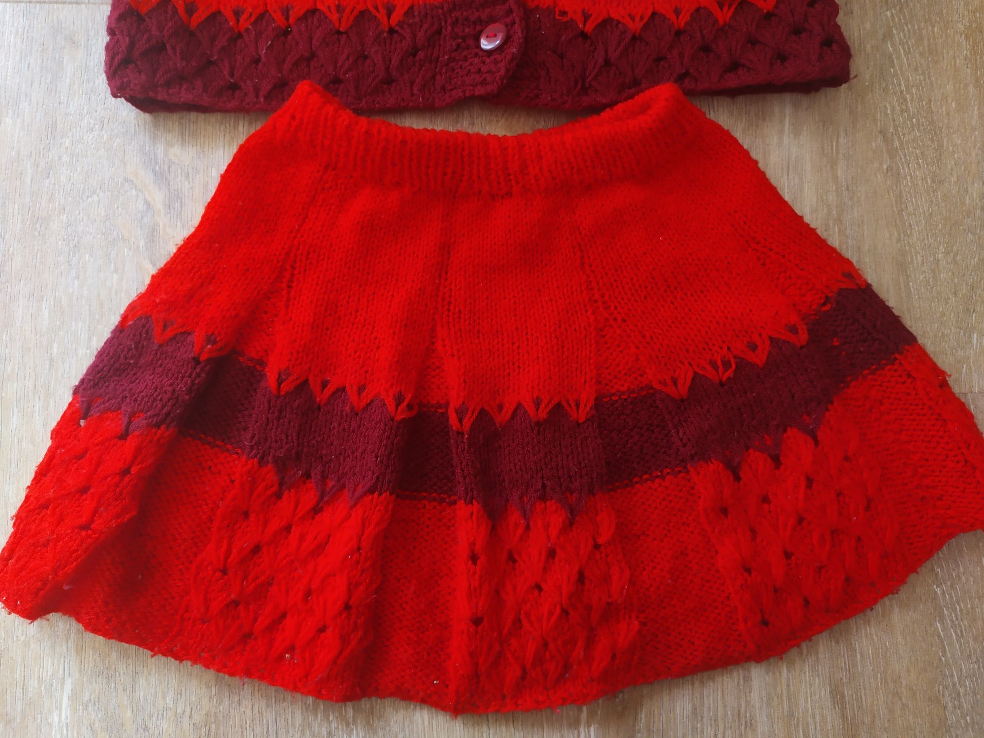 Komplet robiony na drutach wełna sweter i spódnica 104-110 czerwony