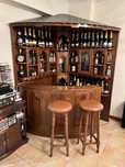 Bar de sala com dois bancos