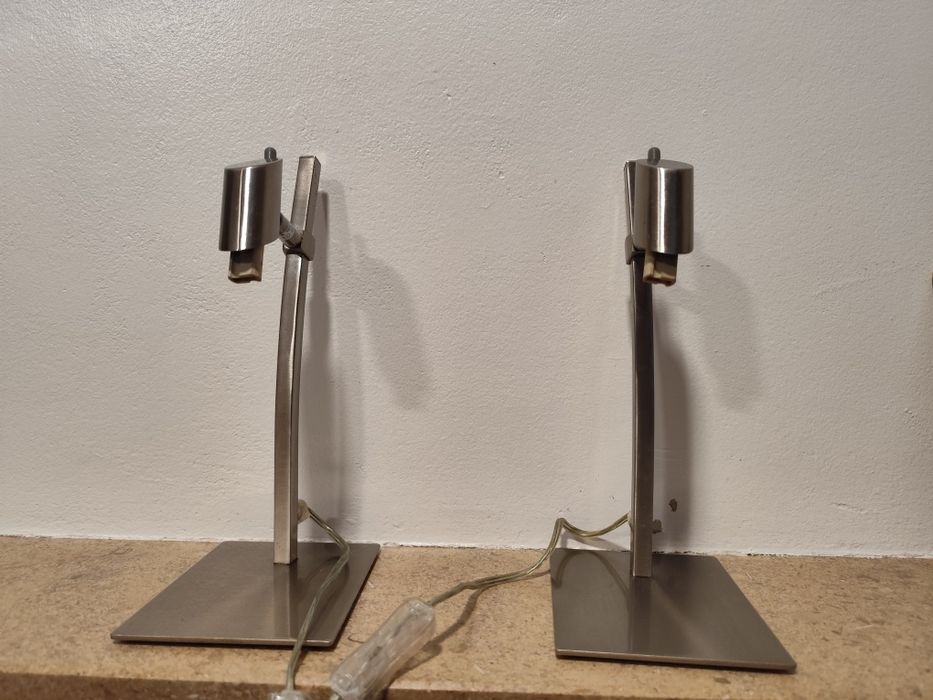 Candeeiro de tecto e mesa de cabeceira