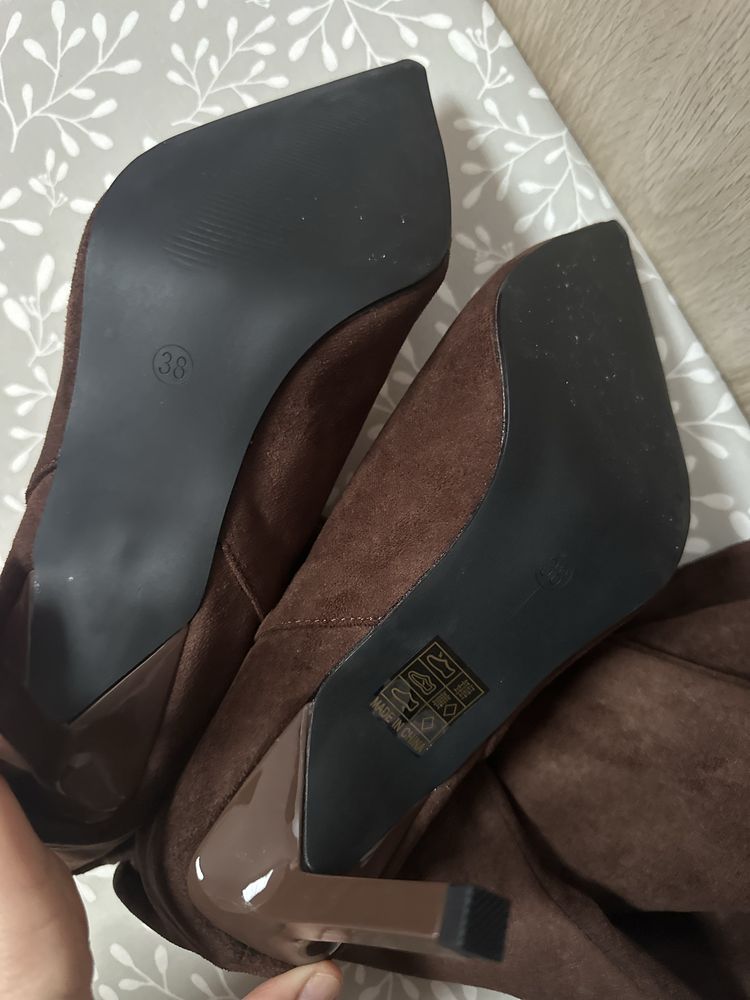 Botas cano alto castanhas - pele de pessego (novas)