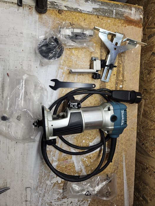 Makita  Frezarka GÓRNOWRZECIONOWA RT0700C 710W