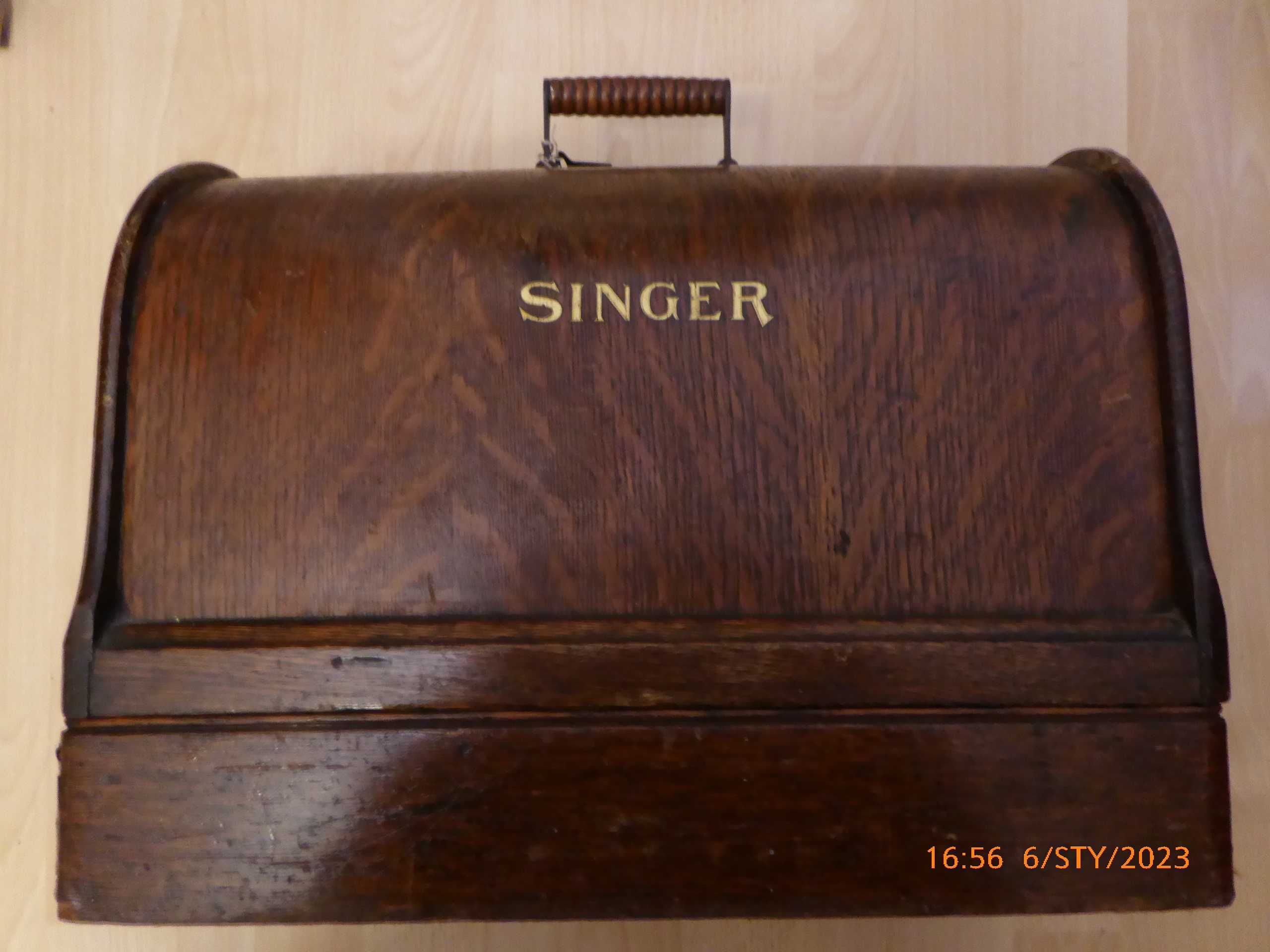 Zabytkowa, walizkowa maszyna do szycia SINGER z XIX wieku.