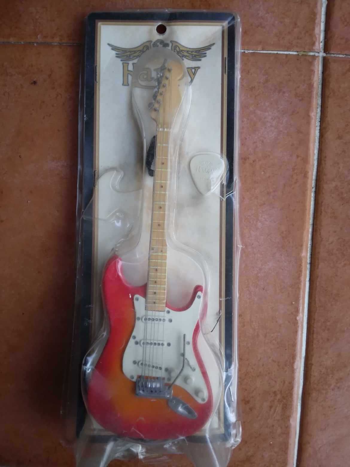 Miniatura Replica Guitarra Strato Escala de 1:4