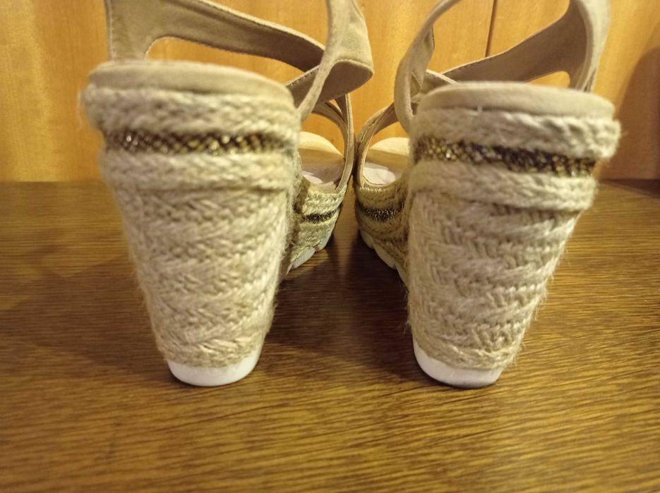 Sandálias beges compensadas