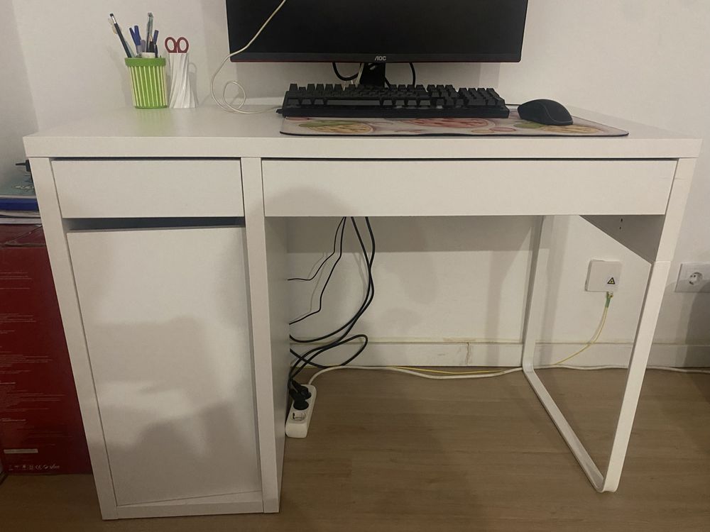 Vendo secretária com cadeira / vendo tbm separados