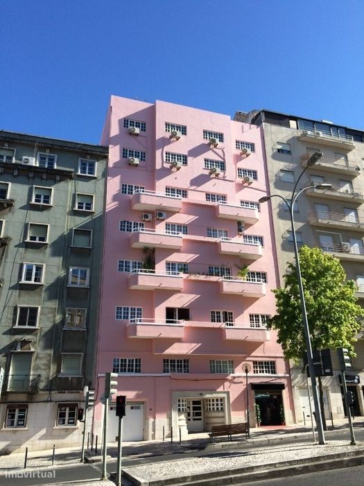 Escritório open space junto à sede do Governo na Av. João XXI