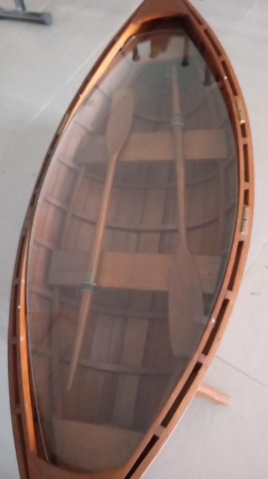 Mesa em forma de barco