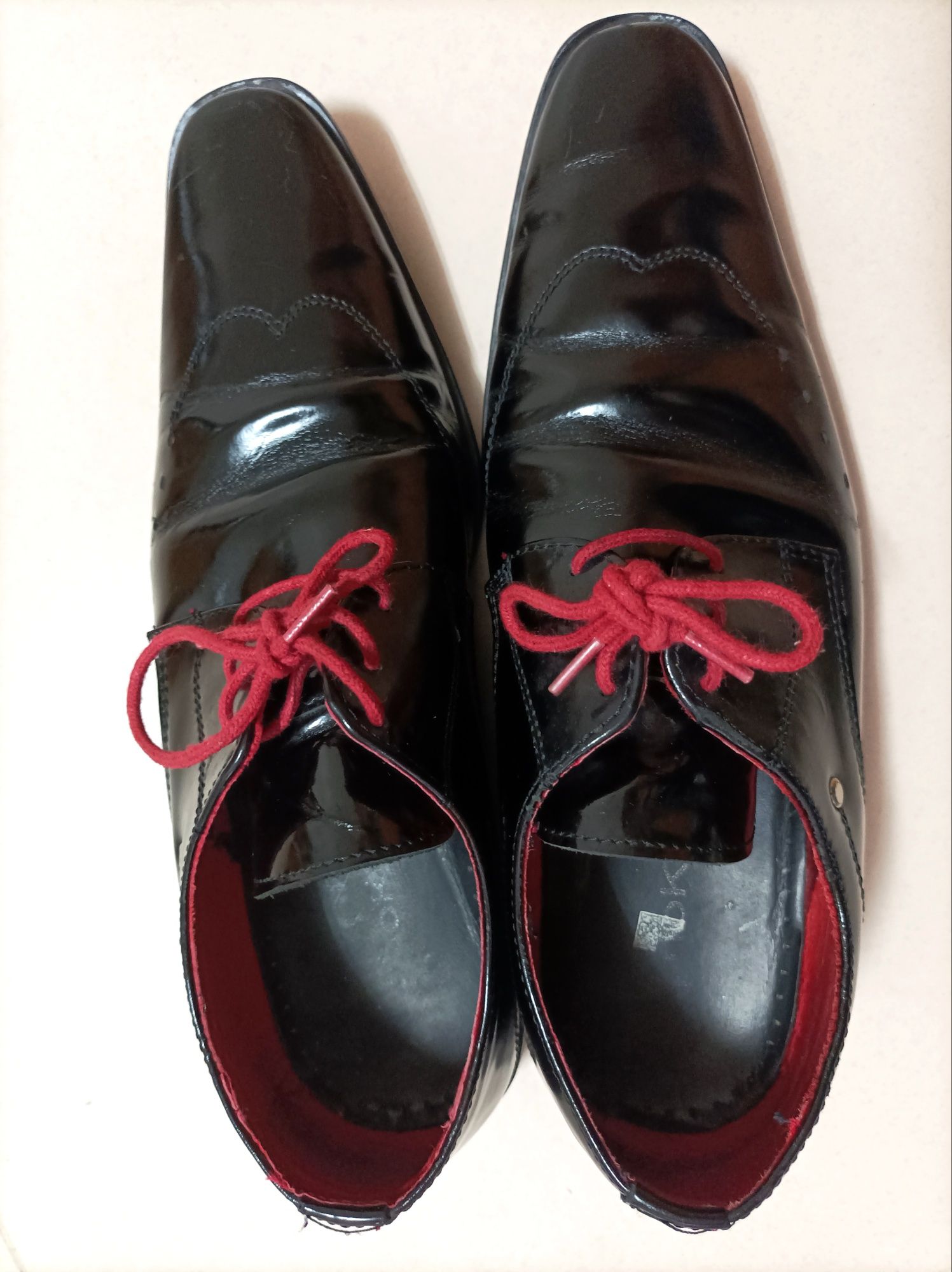 Sapatos pretos bicudos para Homem (Tam. 40)