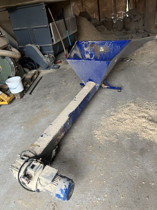 Podajnik trocin, materiałów sypkich