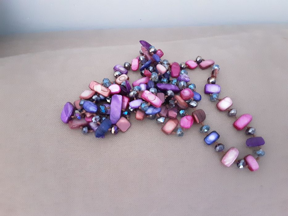 Colar novo com pedras, muito bonito em tons de rosa e roxo e anel