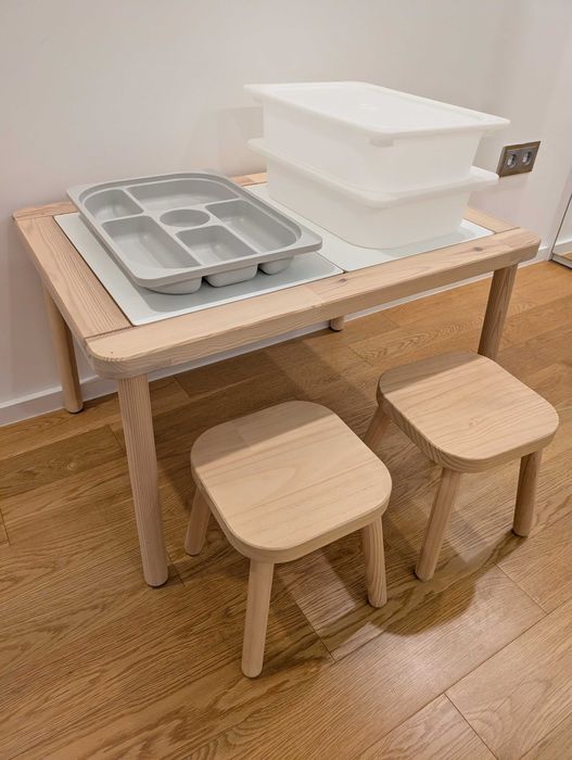 Mesa IKEA Flisat com bancos e recipientes