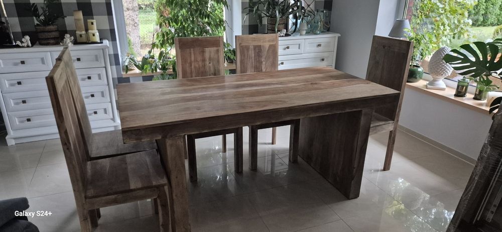 Stół z krzesłami.