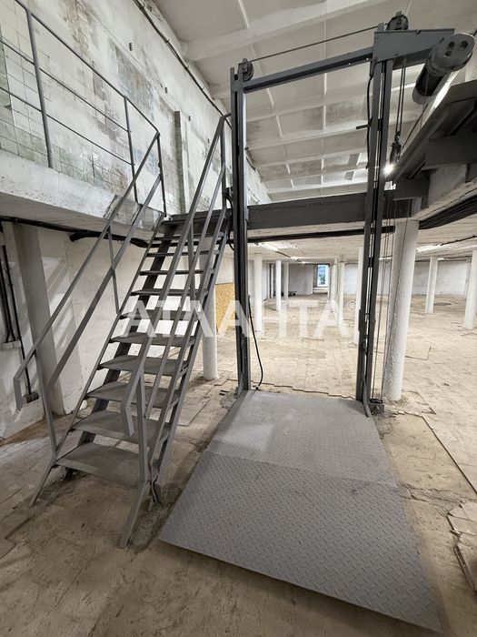 Оренда складів великих площ, є офісні, жилі та комерц приміщ