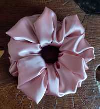 Scrunchie - gumka do włosów w kolorze pudrowego różu