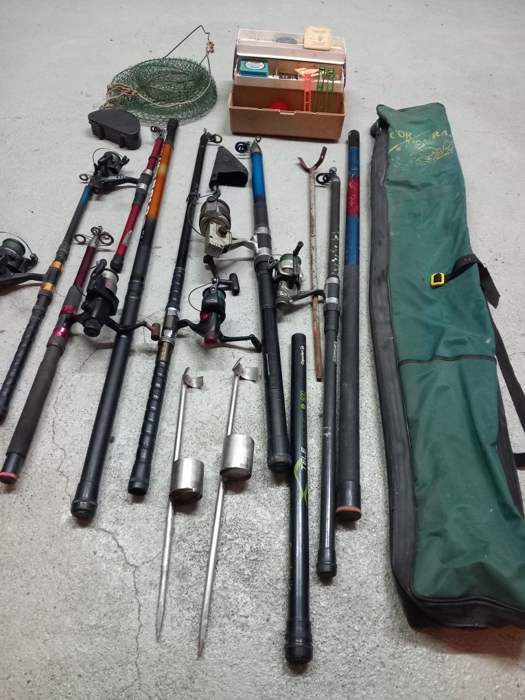 Lote de canas de pesca e acessórios