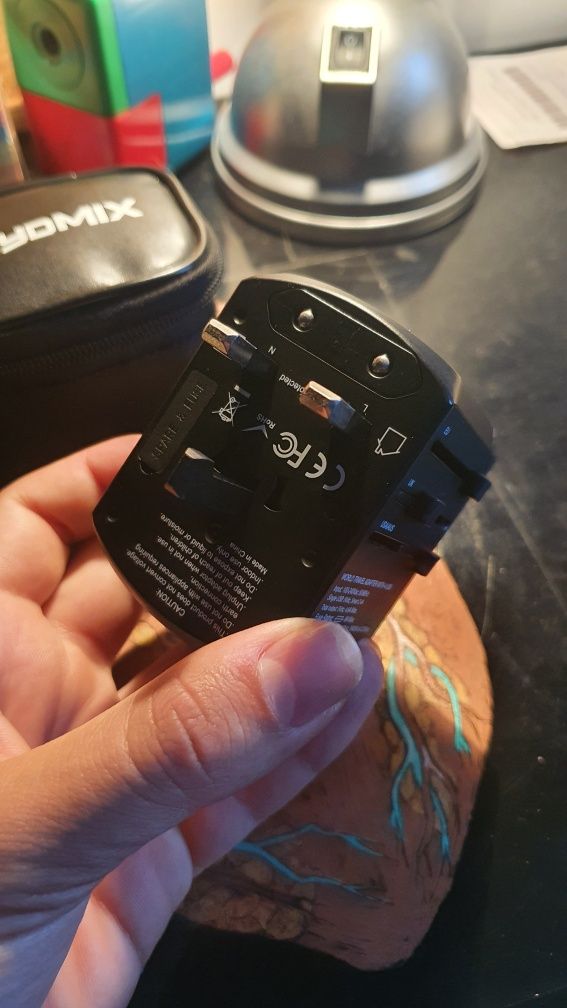 Adaptador de Viagem Jydmix (Corrente UK + USA + EU)