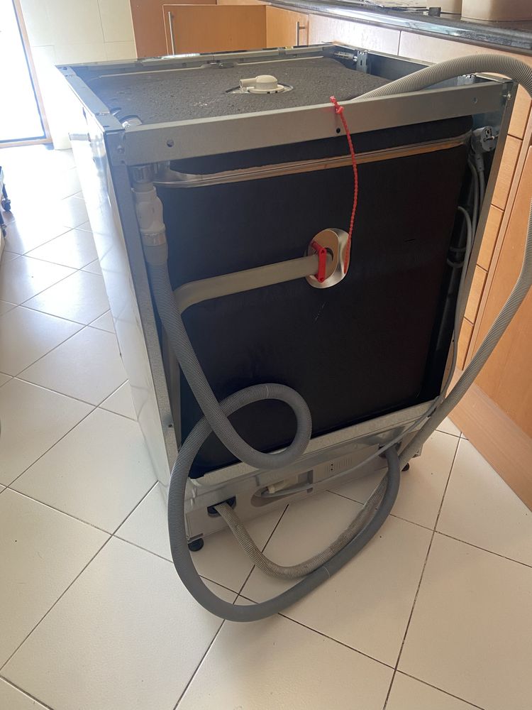 Máquina lavar loiça AEG avariada