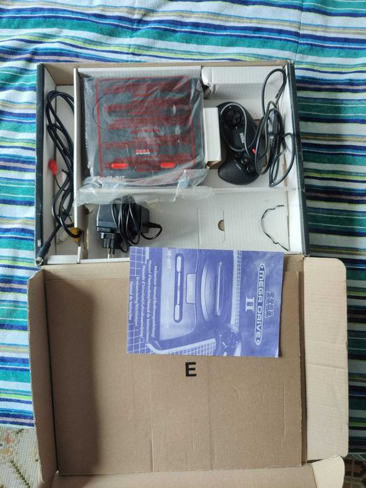 Consola Sega Mega Drive II em caixa original