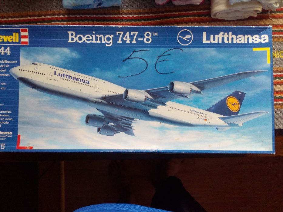 Model Revell Boening 747-8 skala 1:144