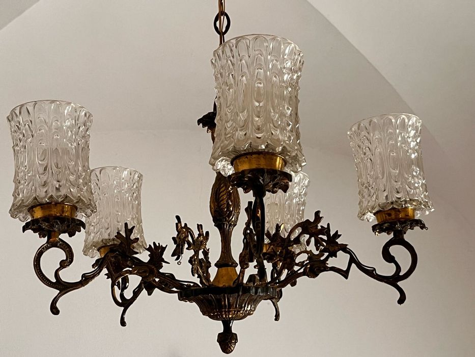 Candeeiro vintage de teto com 5 braços e cúpulas em vidro