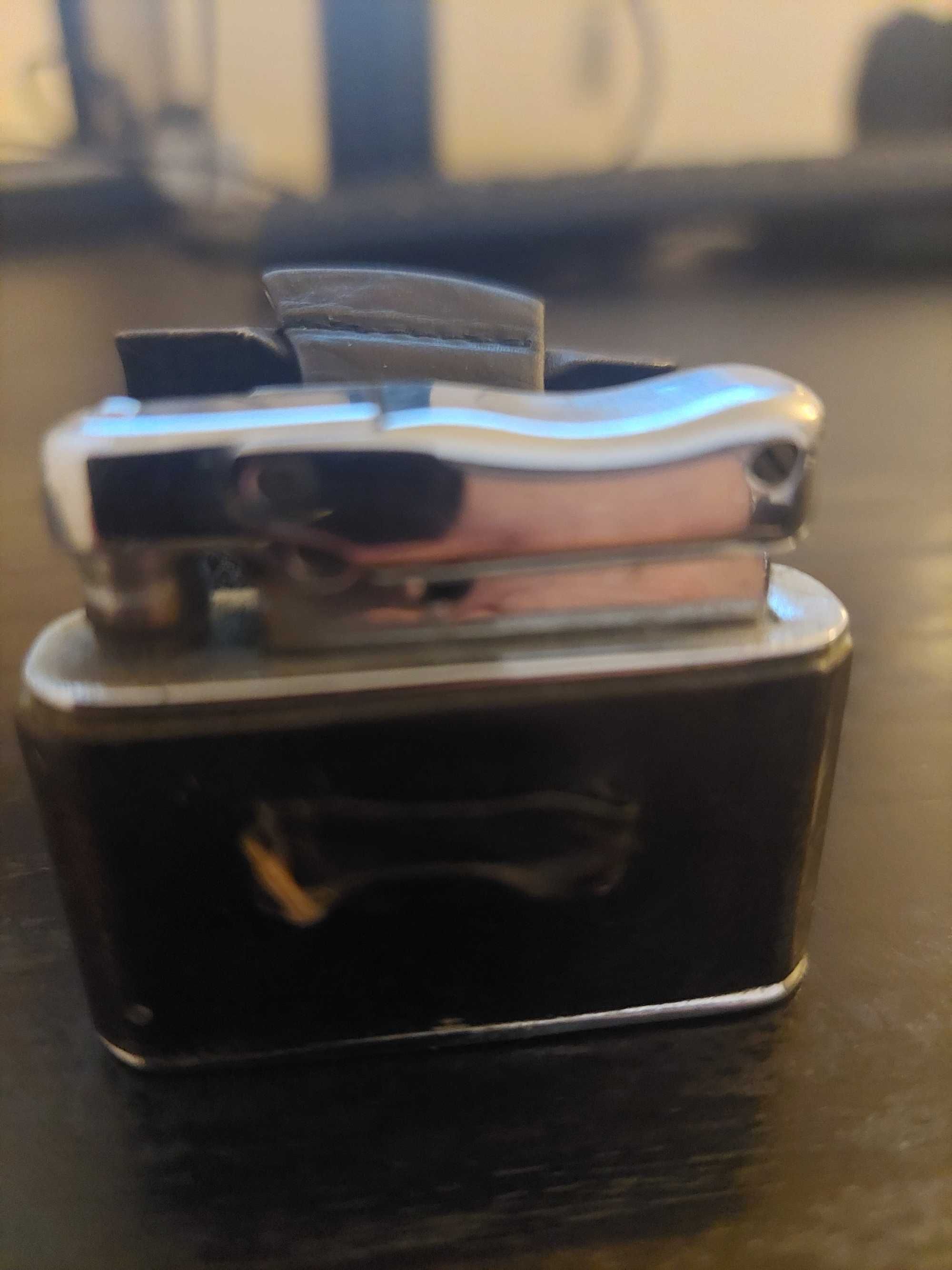 Vendos 4 isqueiros Zippo e um Colibri