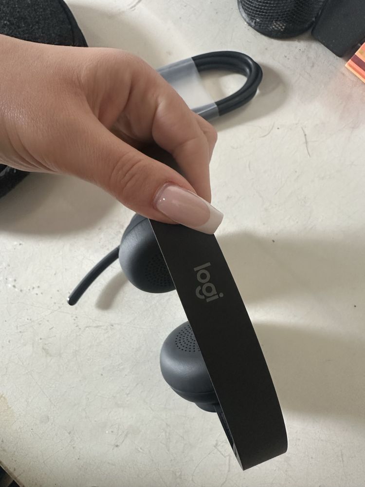 Auscultadores LOGI novos com estojo