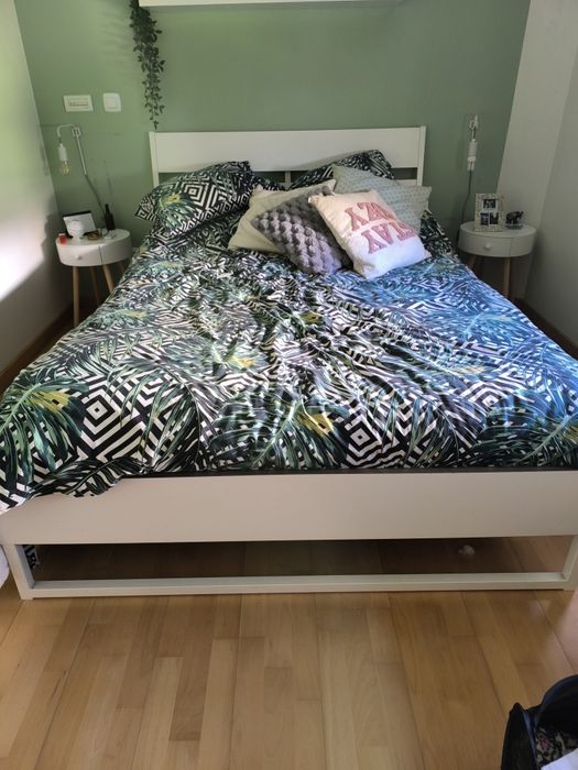 Cama+colchão+mesas cabeceira