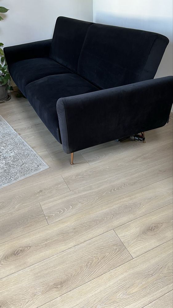 Welurowa sofa z funkcją spania