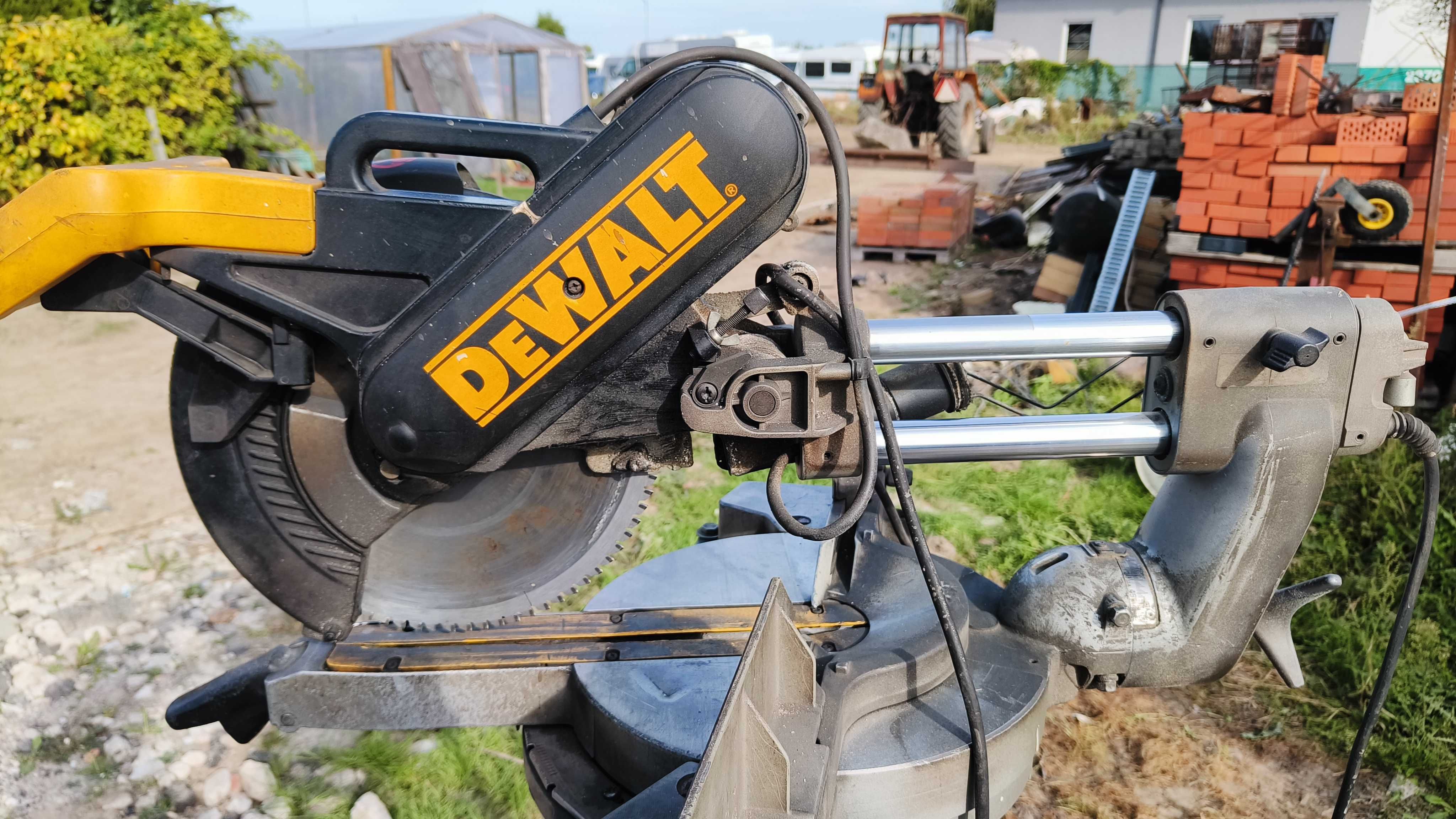 Ukośnica DeWalt DWS708