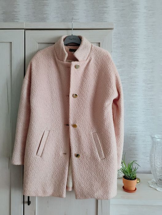 Płaszcz w kolorze pudrowego różu w rozmiarze 36/38