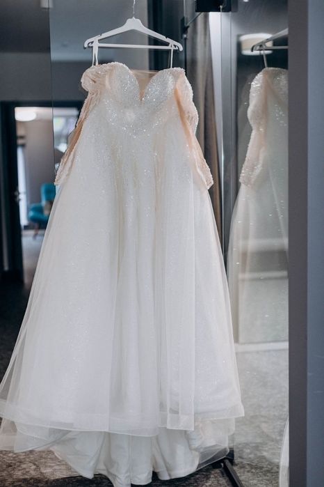 Весільне плаття з шлейфом