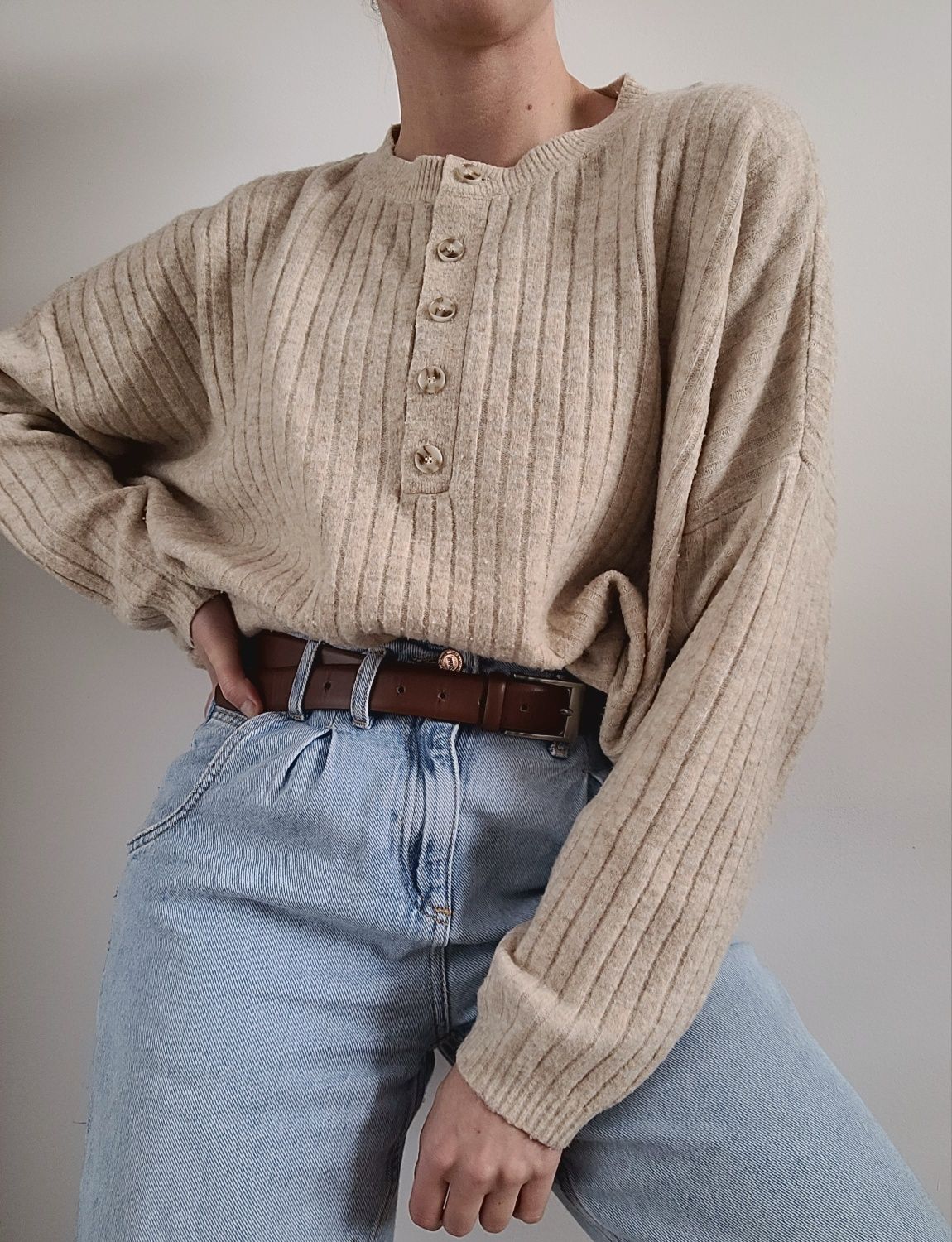 Beżowy sweter oversize Zara