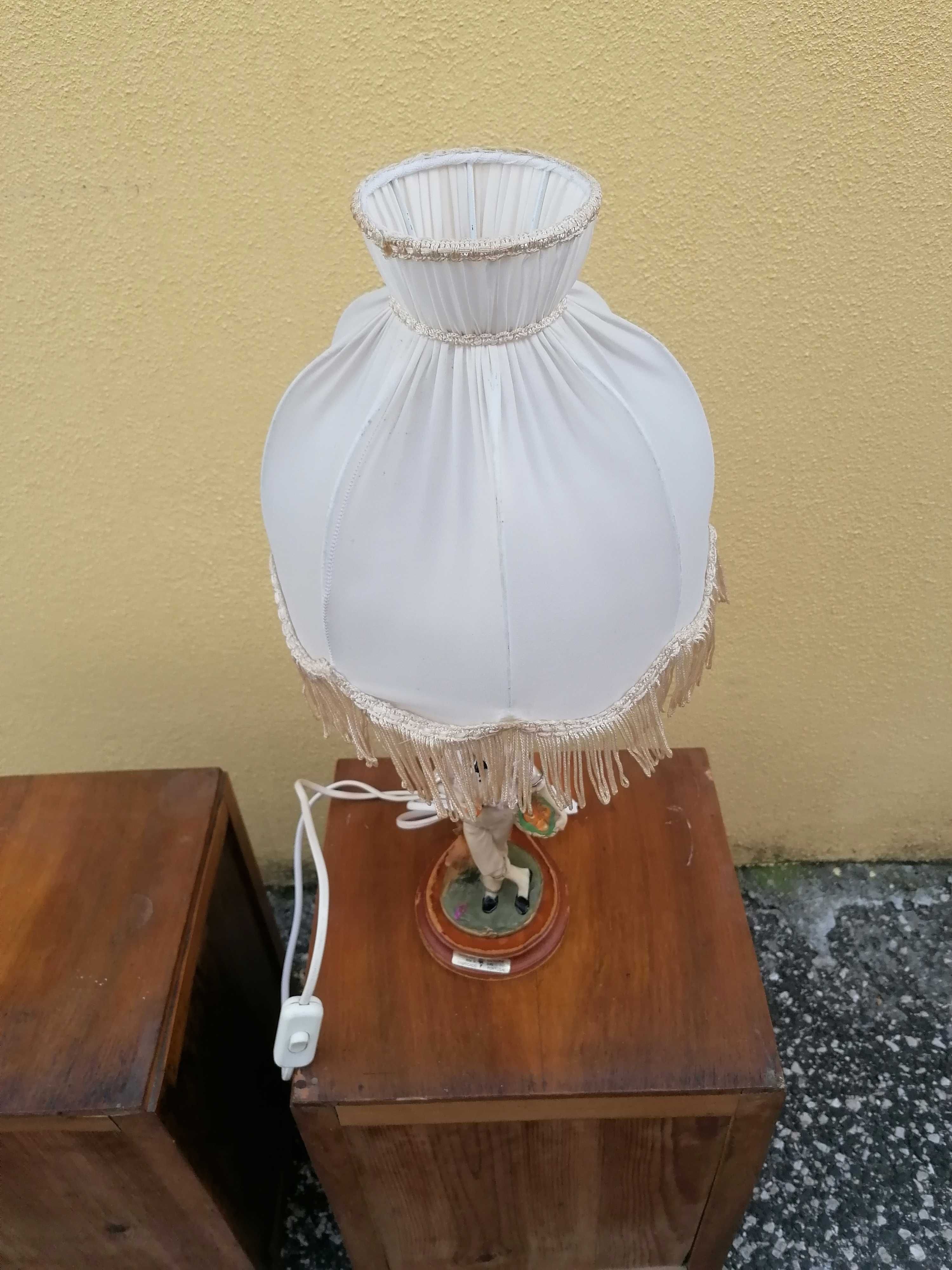 Candeeiro antigo de mesa em marfinite tulipa branca