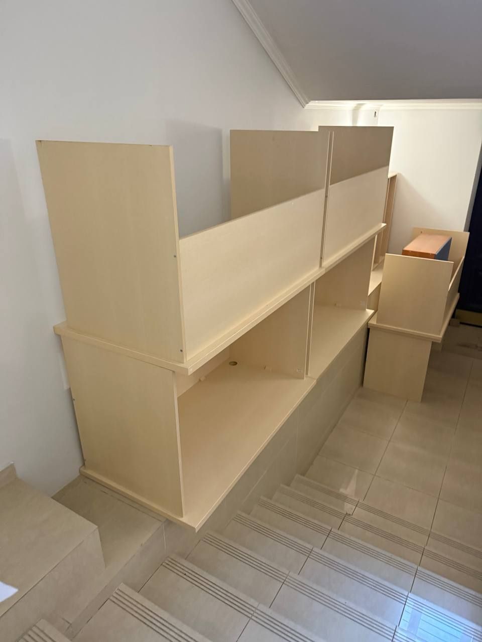 ПРОДАЮ меблі офісні, столи, крісла, тумби, столи, стелажі, у кількості